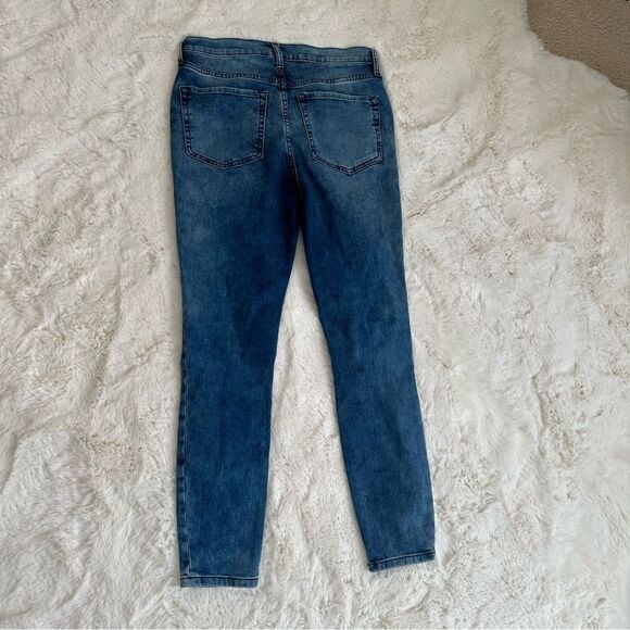 Free People FP Slightly acid wash size 30r blue skinny jeans w holes in knees - Picture 6 of 7